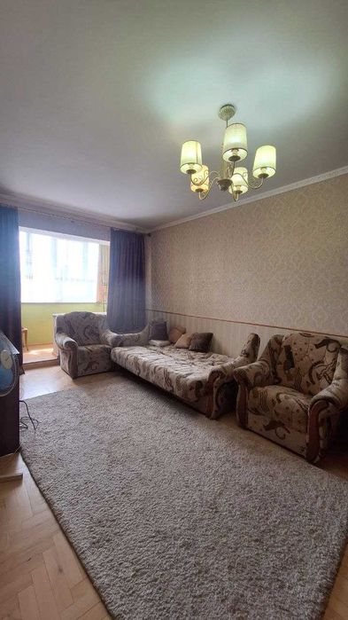 Продається трикімнатна квартира по вул. Білозіра