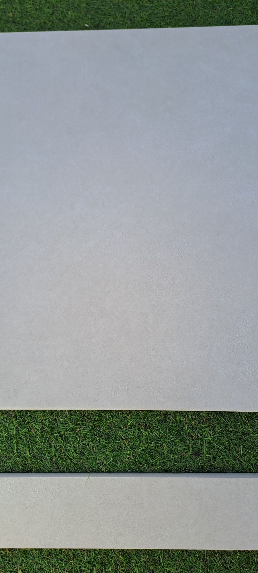 Pavimento cerâmico antiderrapante beje 60x60 com rodapé