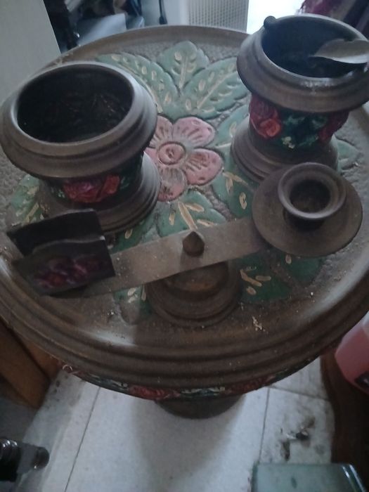 Mesinha redonda em latao antiga mede 60 altura x 30 diametro com 3 pec