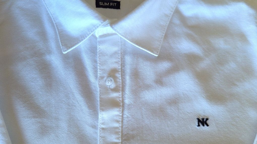 Camisa branca (Nukutavake Mayoral)