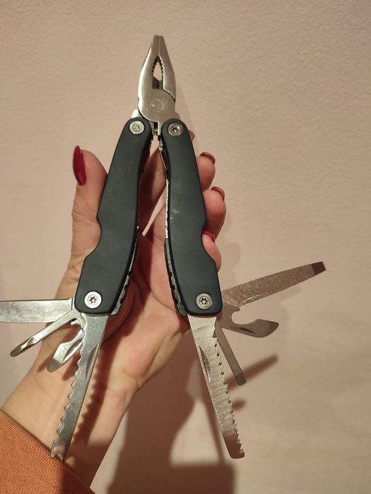 Новий мультітул, 9 в 1 , пласкогубці, кусачки, ніж , відкривачка...