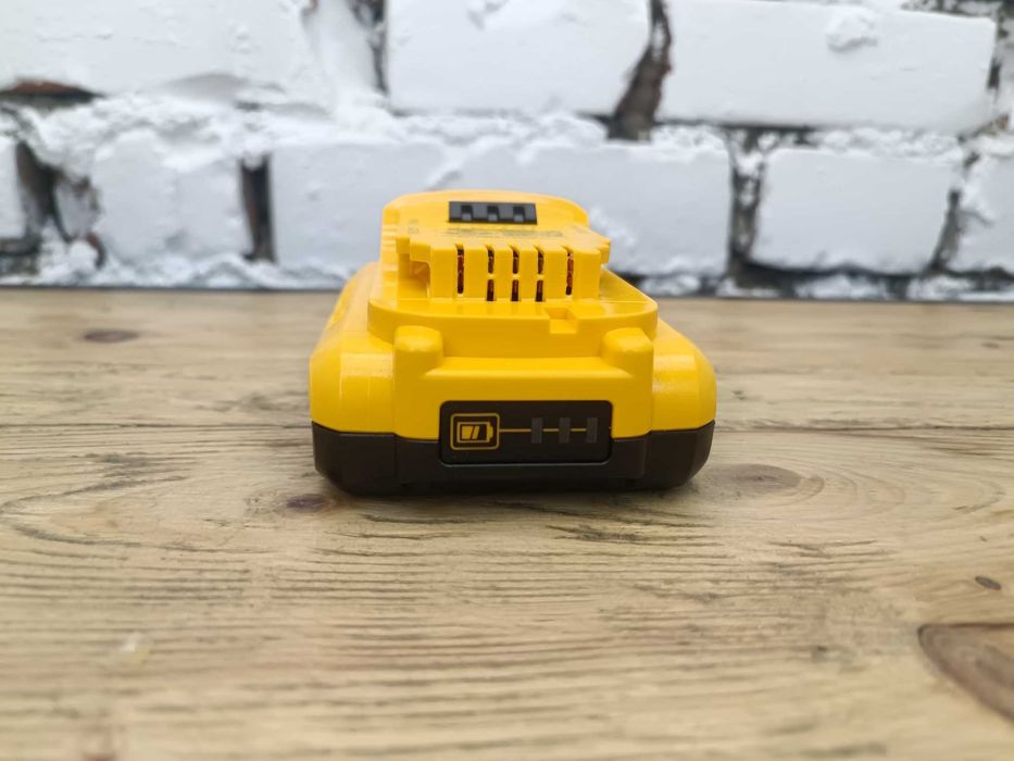 Аумулятор батарея DeWalt 4AH 20V DCB240 з США Оригінал