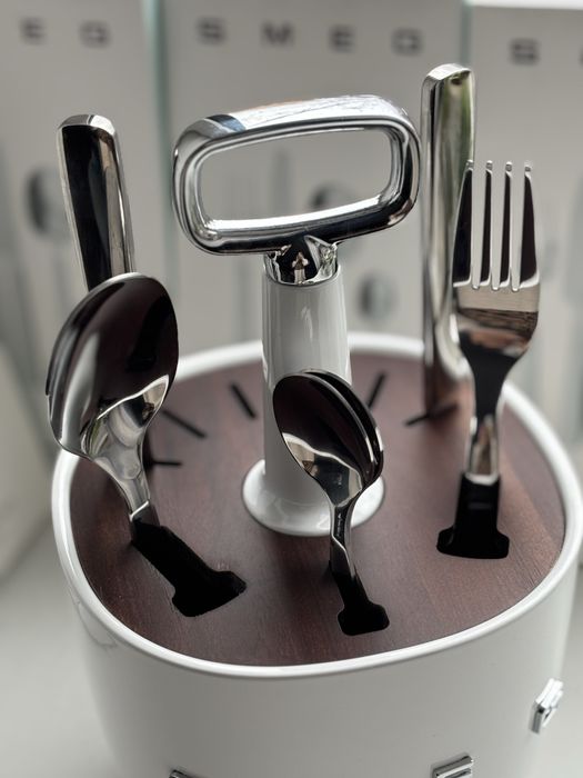 Набір столових предметів SMEG на 6 персон з подставкою білою