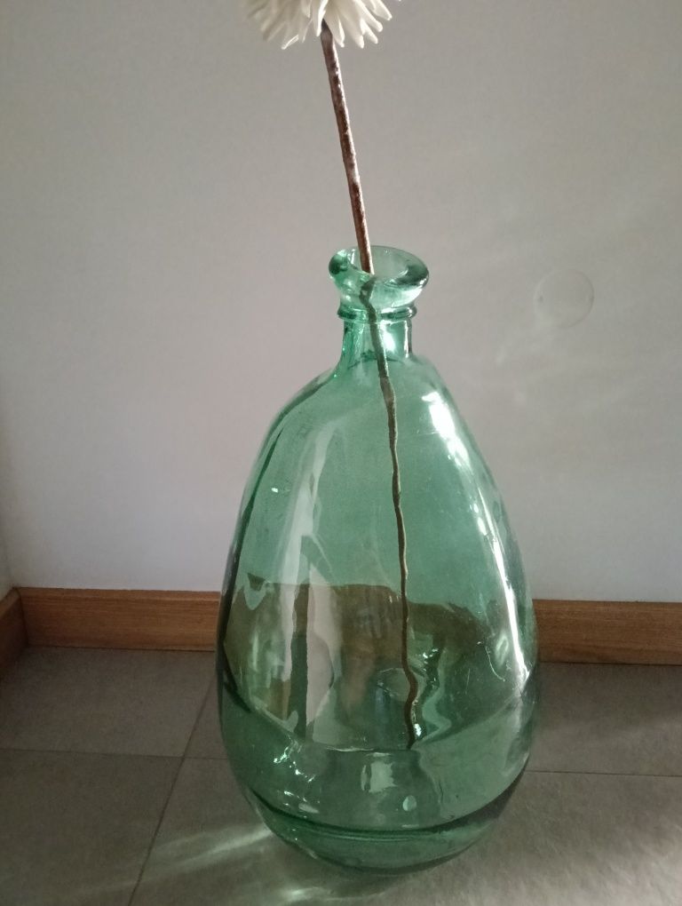 Jarra verde com flor branca