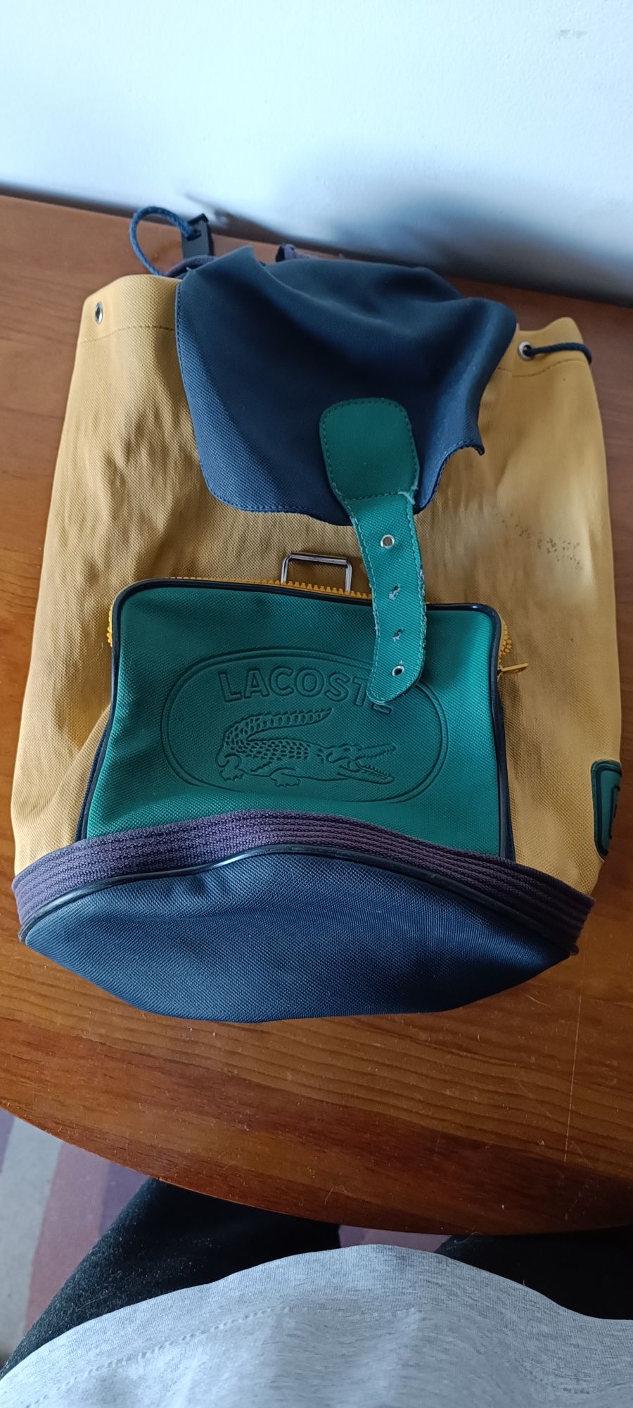 Mochila com uso da Lacoste