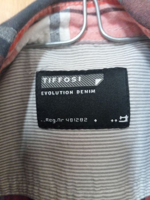 Camisa xadrez de rapaz com capuz