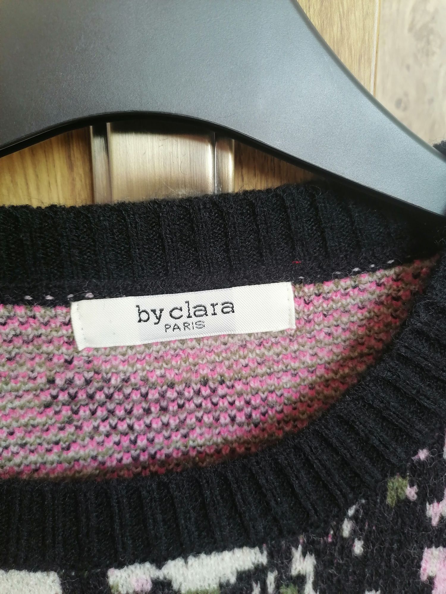 Damski sweter czarny w różowe kwiatki