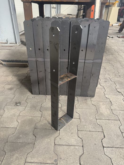 Podstawa słupa (stopa) ocynkowana.