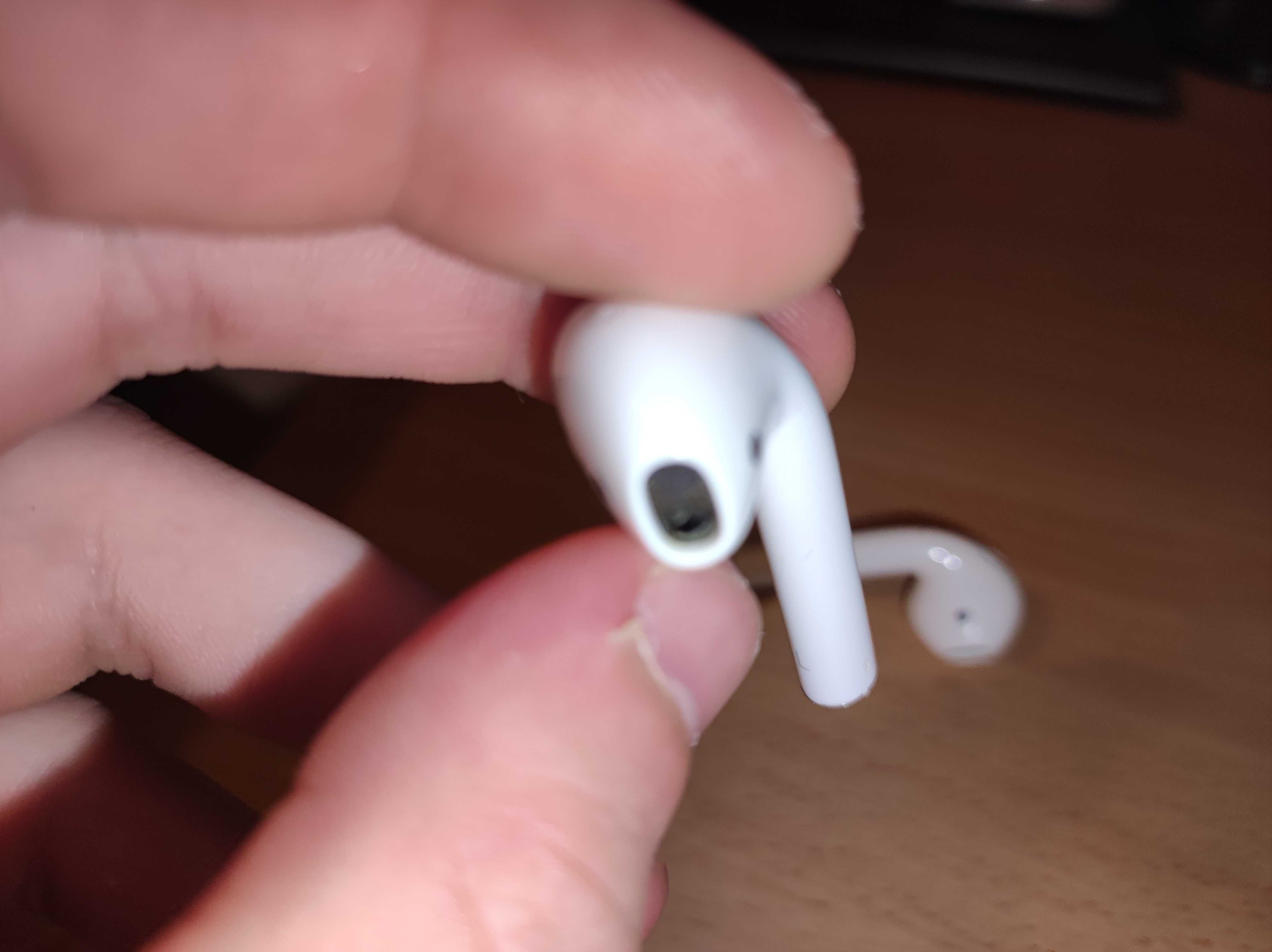 Słuchawki Apple AirPods 2. generacji z etui ładującym