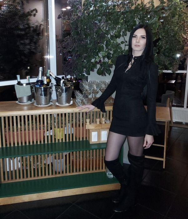 Стильна чорна сукня з довгим рукавом