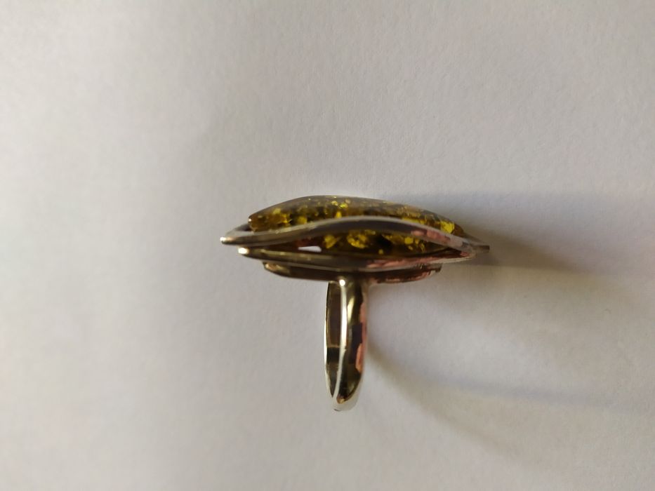 Pierścionki srebrne z bursztynem