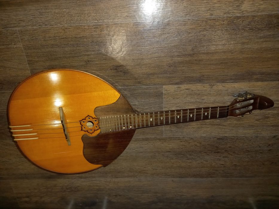 Продам домру музичний інструмент