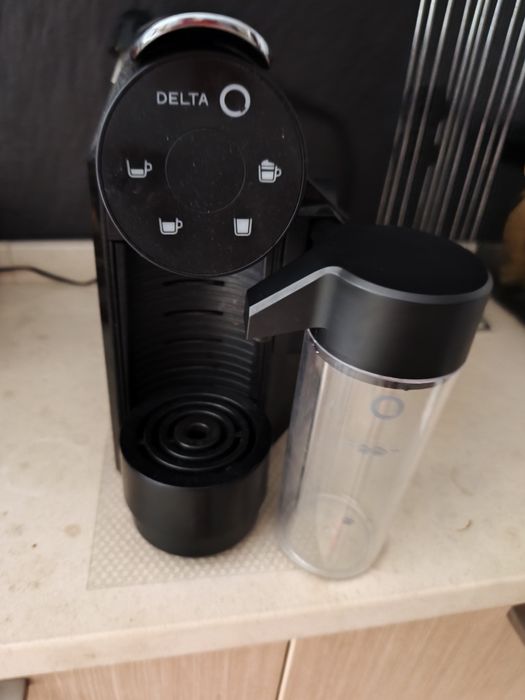 Máquina de Café Delta Q Mini MilkQool Preto