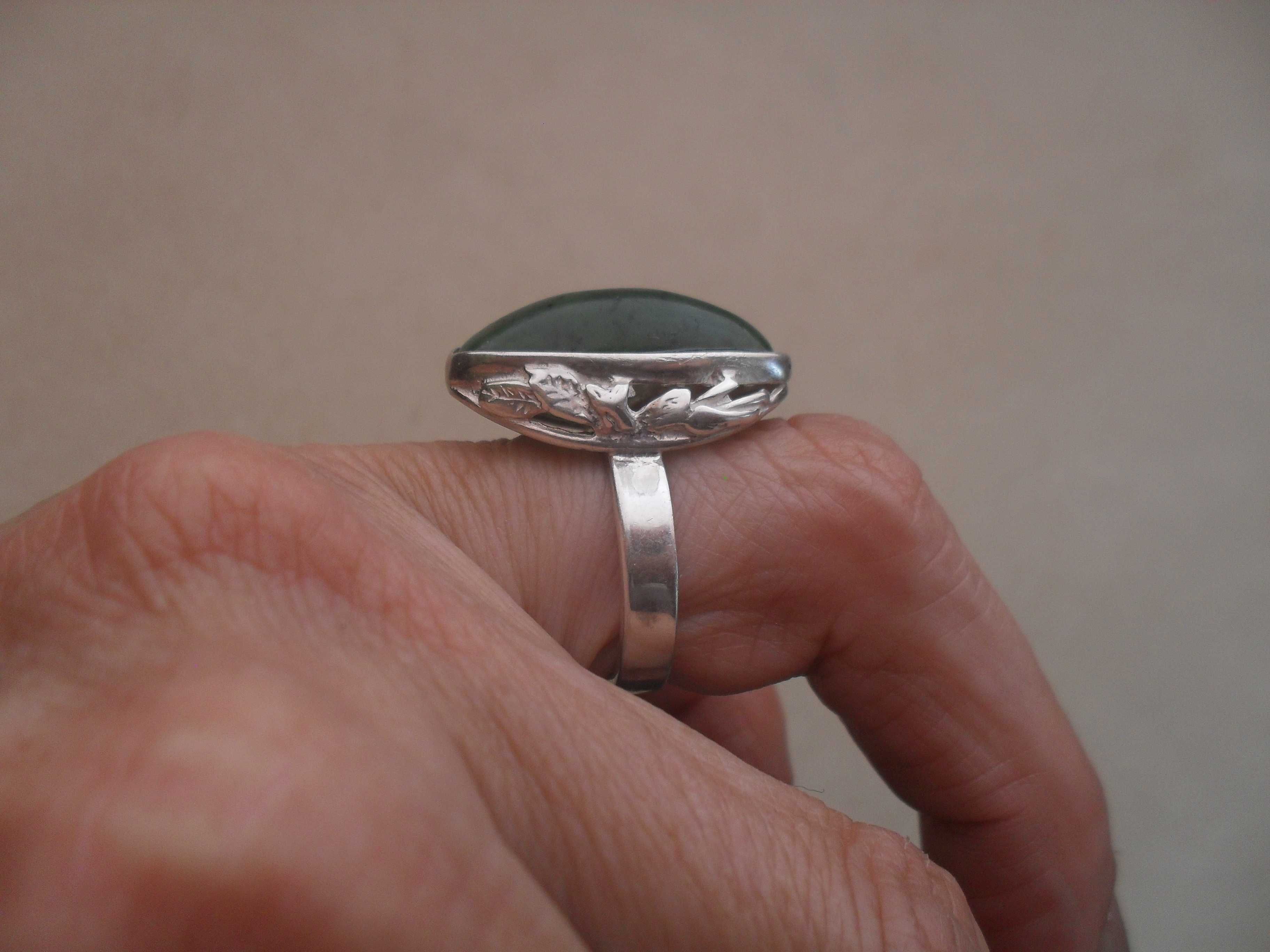 Stary srebrny pierścionek z nefrytem - cena ost