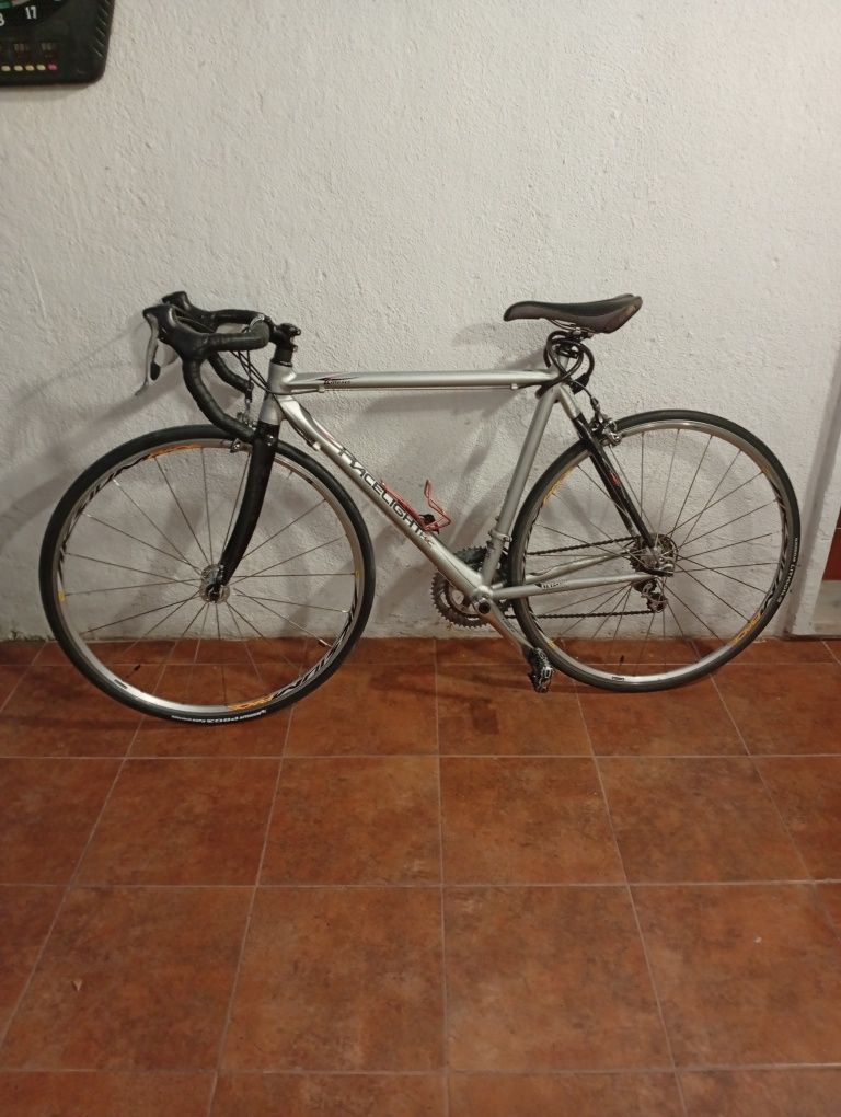 Bicicleta de estrada, quadro Kinesis em bom estado