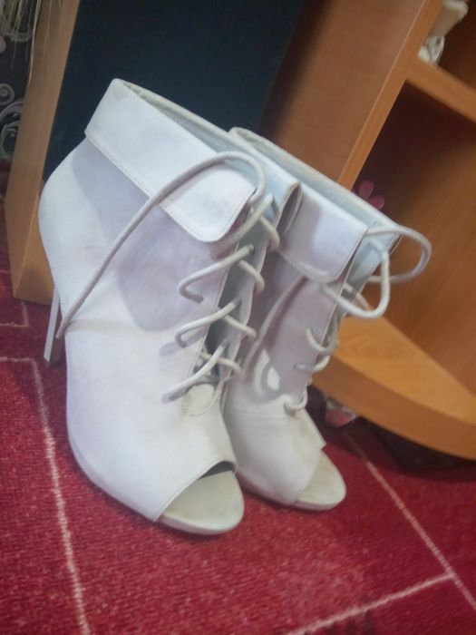 Сапожки на шпильці сірі