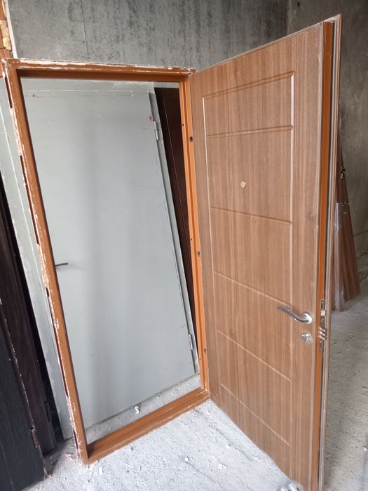 Дверь входная.  .