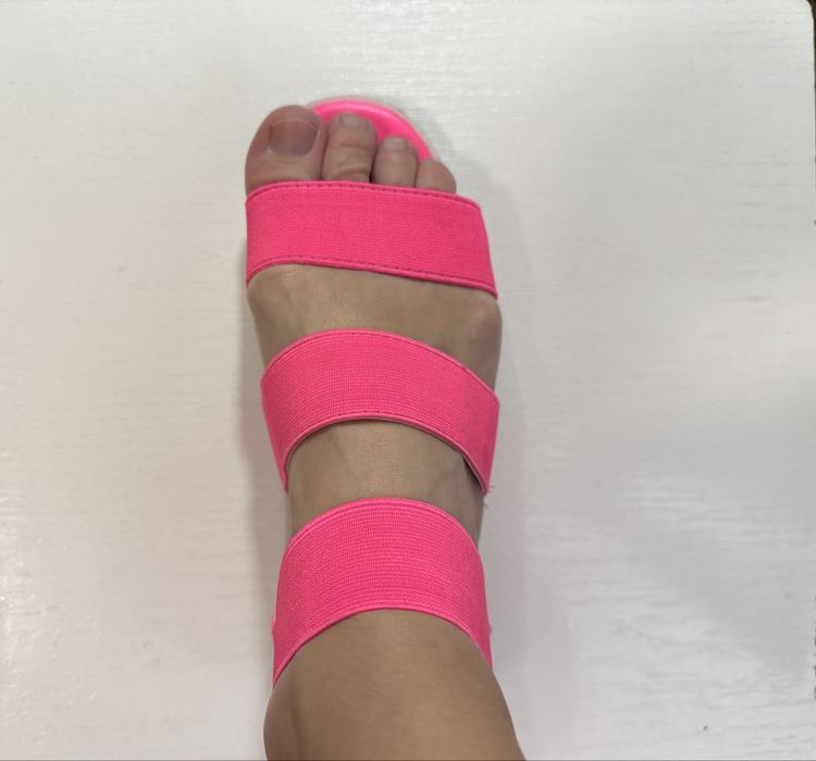 Яскраві босоніжки рожеві