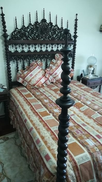 Cama de bilros, mesas de cabeceira e cadeiras