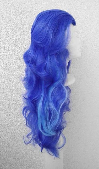 Niebieska falowana długa peruka bez grzywki z pasemkami cosplay wig