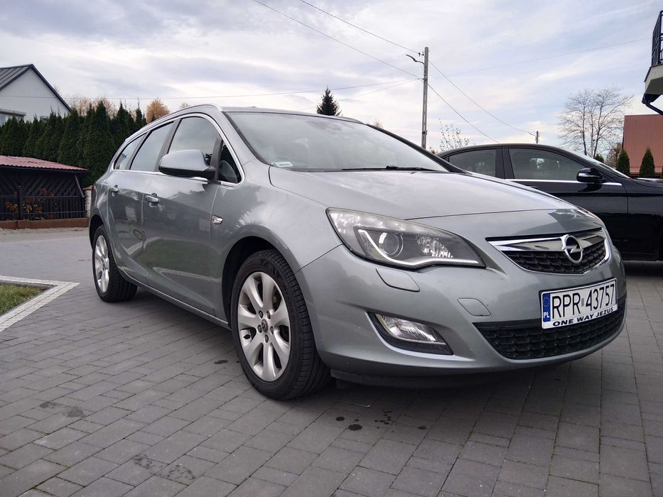 OPEL ASTRA J COSMO-dynamiczna i ekonomiczna-xenon- navi-prywatnie