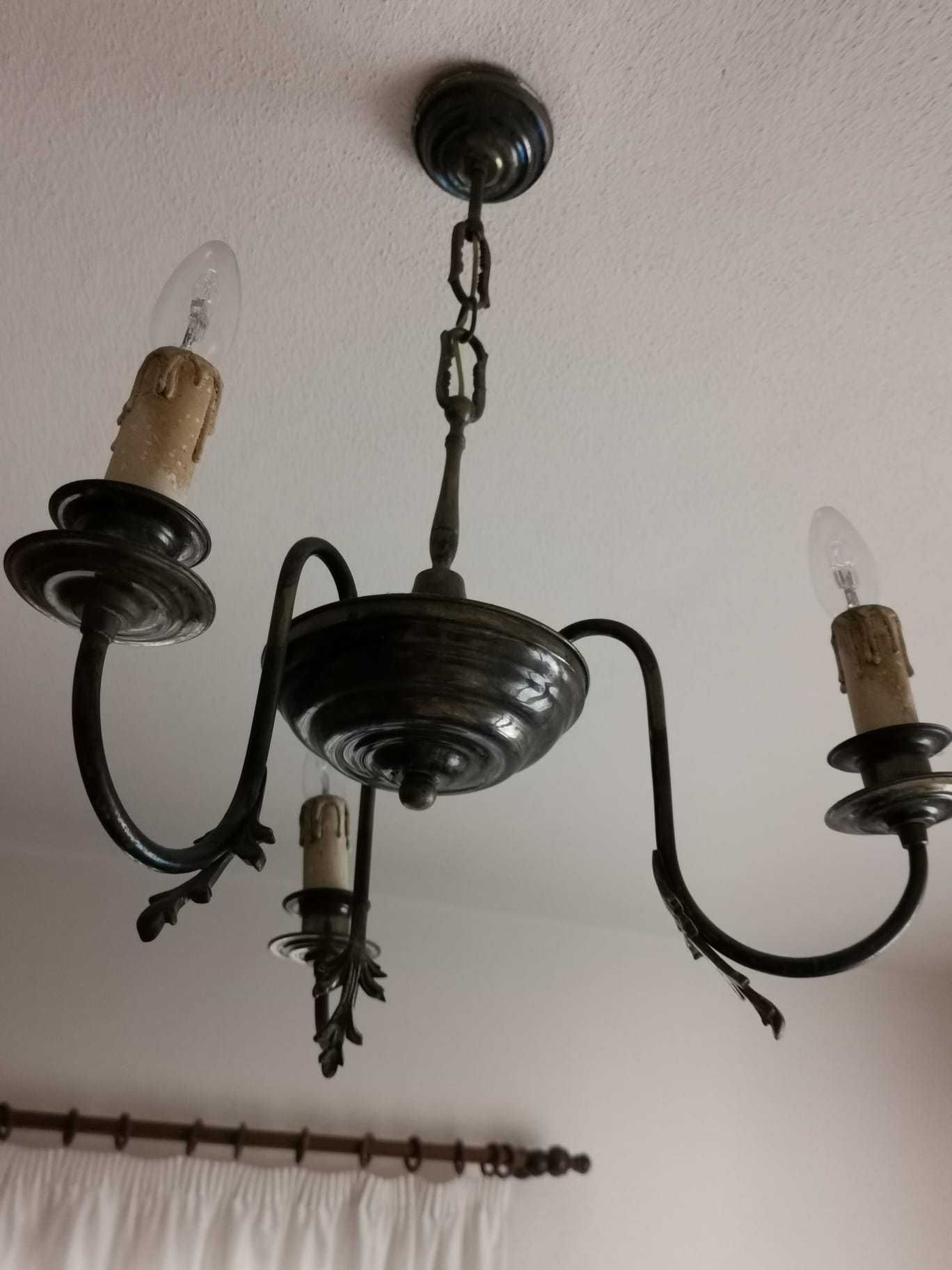Candeeiro de teto antigo com três lâmpadas, a imitar velas