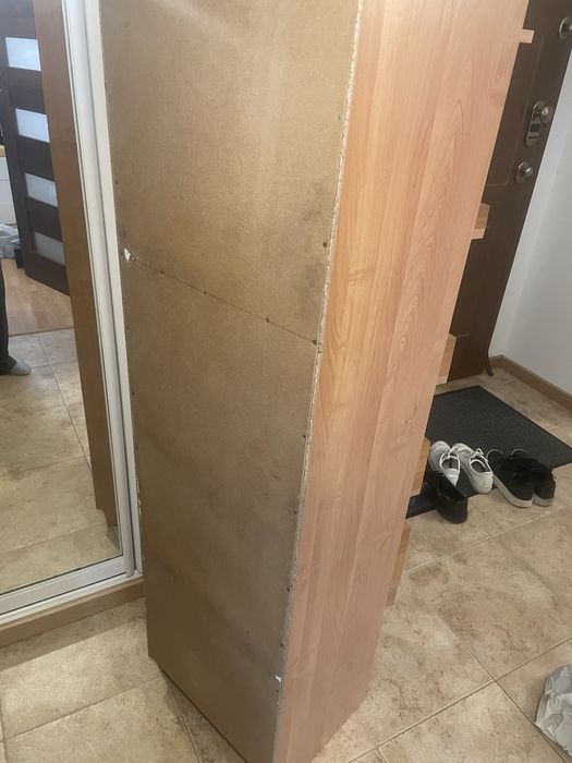 Wysoka, wąska biblioteczka