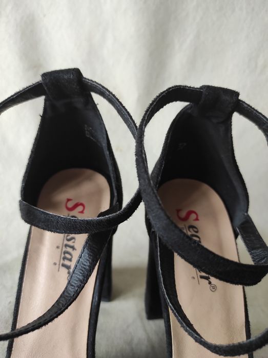 Czarne zamszowe sandały na słupku z zakrytymi palcami Seastar nr 37