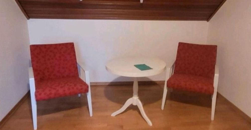 Dwa niskie fotele + stolik okragly