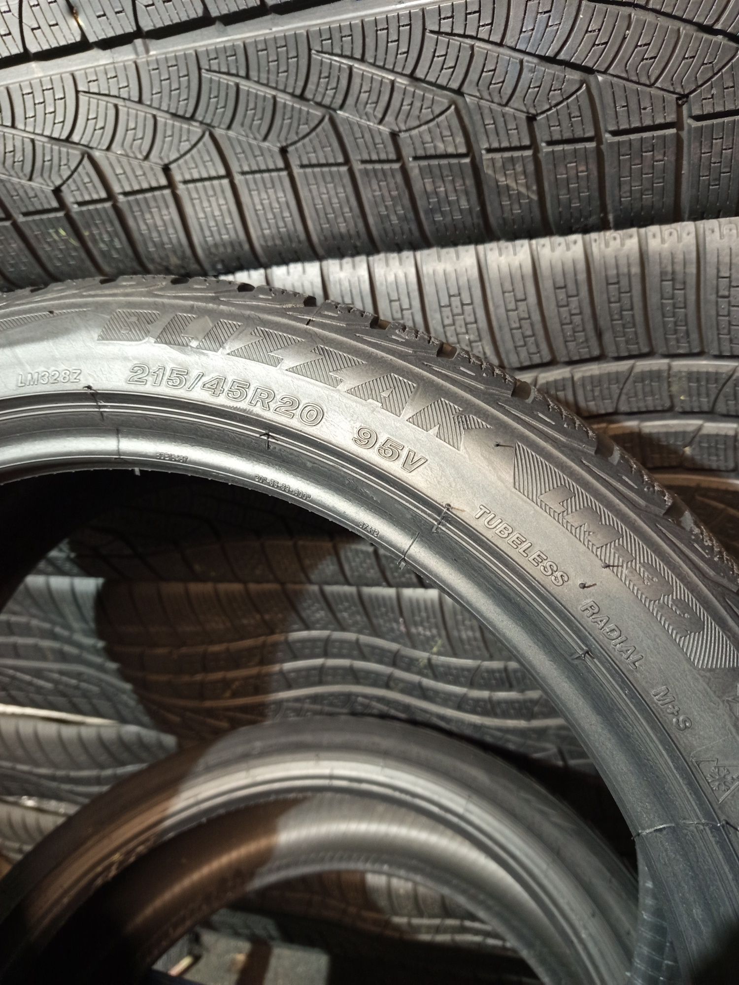 215/45R20 Bridgestone Blizzak LM-32
