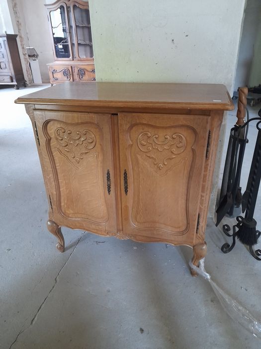 Шафи , комоди ,столи меблі Бе