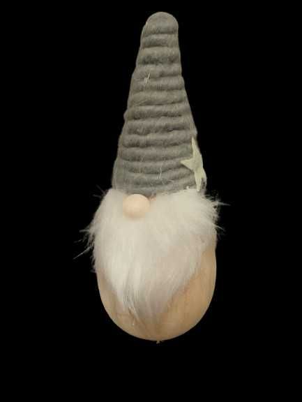 Drewniany skrzat krasnal z szarą czapeczką