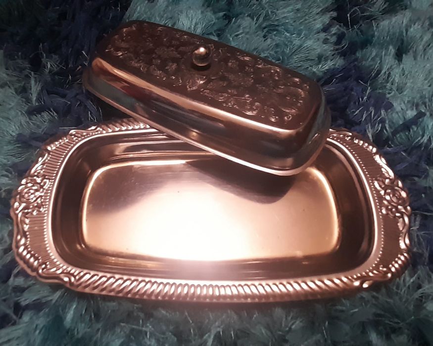 Pratos e manteigueira em casquinha