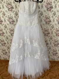 Весільна біла сукня