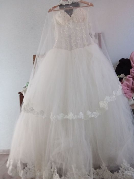 Продаю весільну сукню