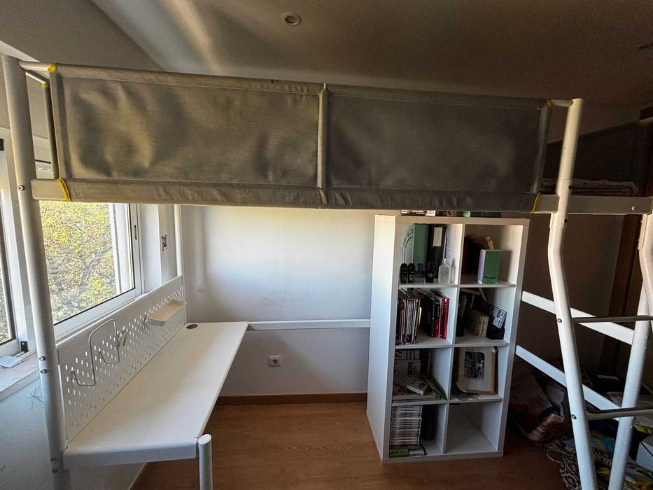 Cama alta IKEA "VITVAL" com módulo de secretária instalado