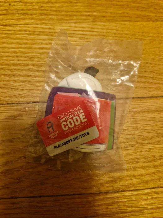 Яйцо Адопт Ми с кодом и фигуркой.