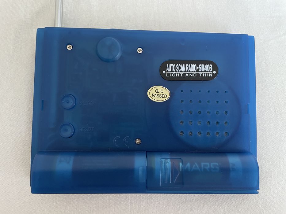 Małe przenośne radio z anteną srebrno-niebieskie na 2x baterie 13x9 cm