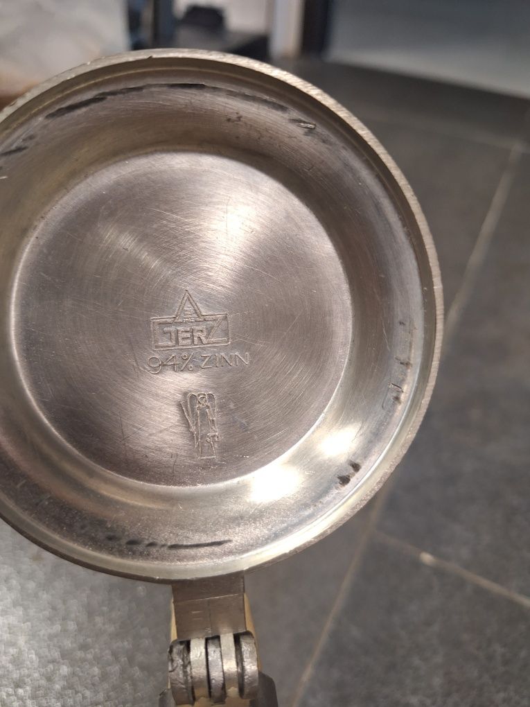 Kufel ceramiczny z przykrywką cynową przykryciem