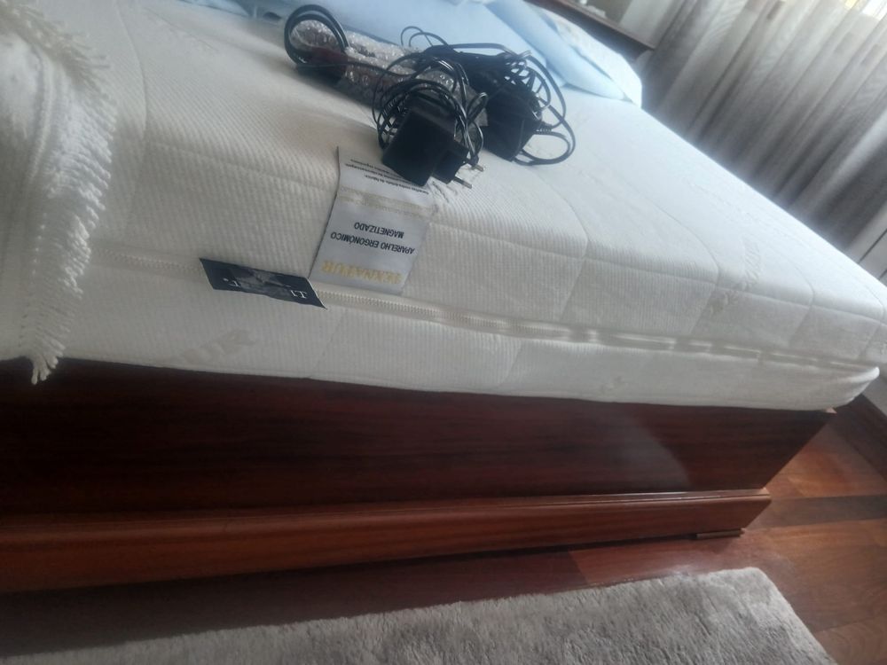 Cama + mesinha cabeceira + colchao massagens