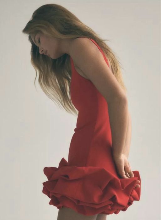 Красное платье