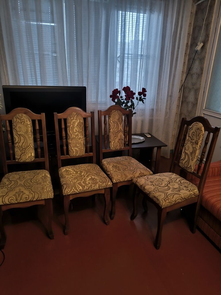 Продам стол и четыре стулья