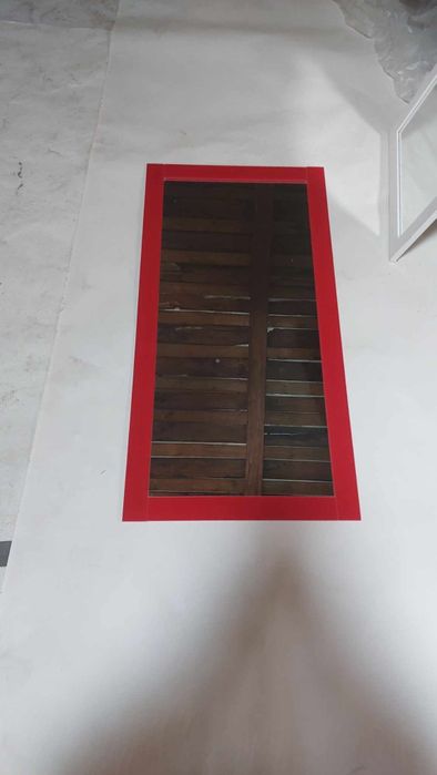 Lustro z czerwona ramą