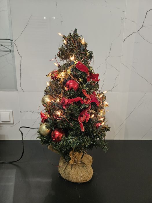 Choinka ze światełkami czerwone ozdoby