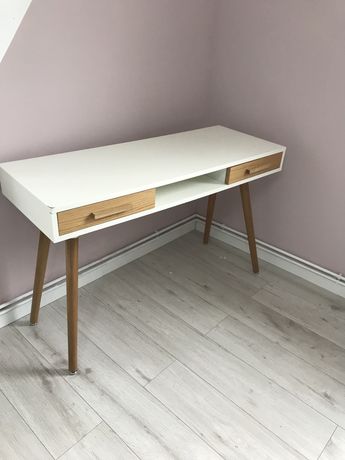 Białe biurko w stylu skandynawskim vintage nogi