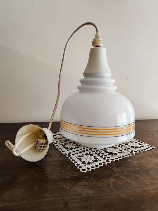 Lampa wisząca sufitowa z czasów PRL-u z dużym mlecznym kloszem sprawna