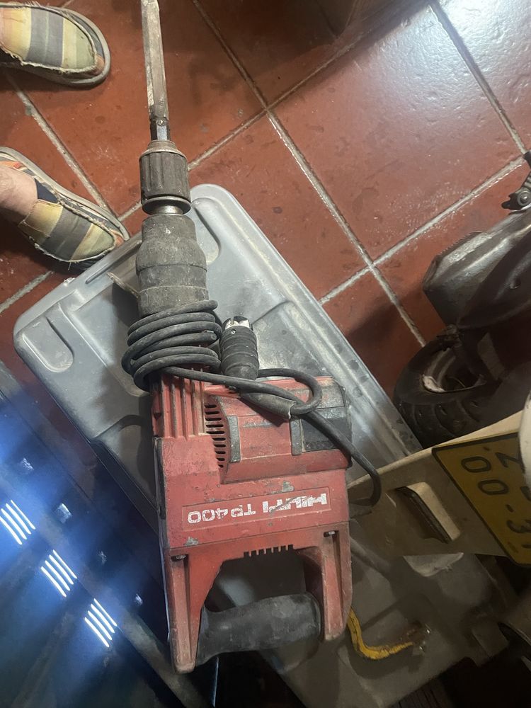 Martelo. HILTI TP400