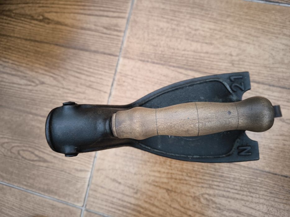 Ferro de Engomar a Carvão Antigo