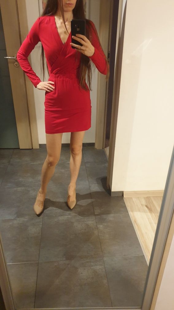 Czerowona sukienka mini dopasowana wygodna