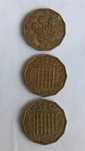 3 moedas de three pence .